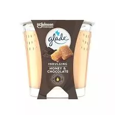 Glade tuoksukynttilä Indulging Honey & Chocolate 112g - Siivoustarvikkeet - 6400042 - 1